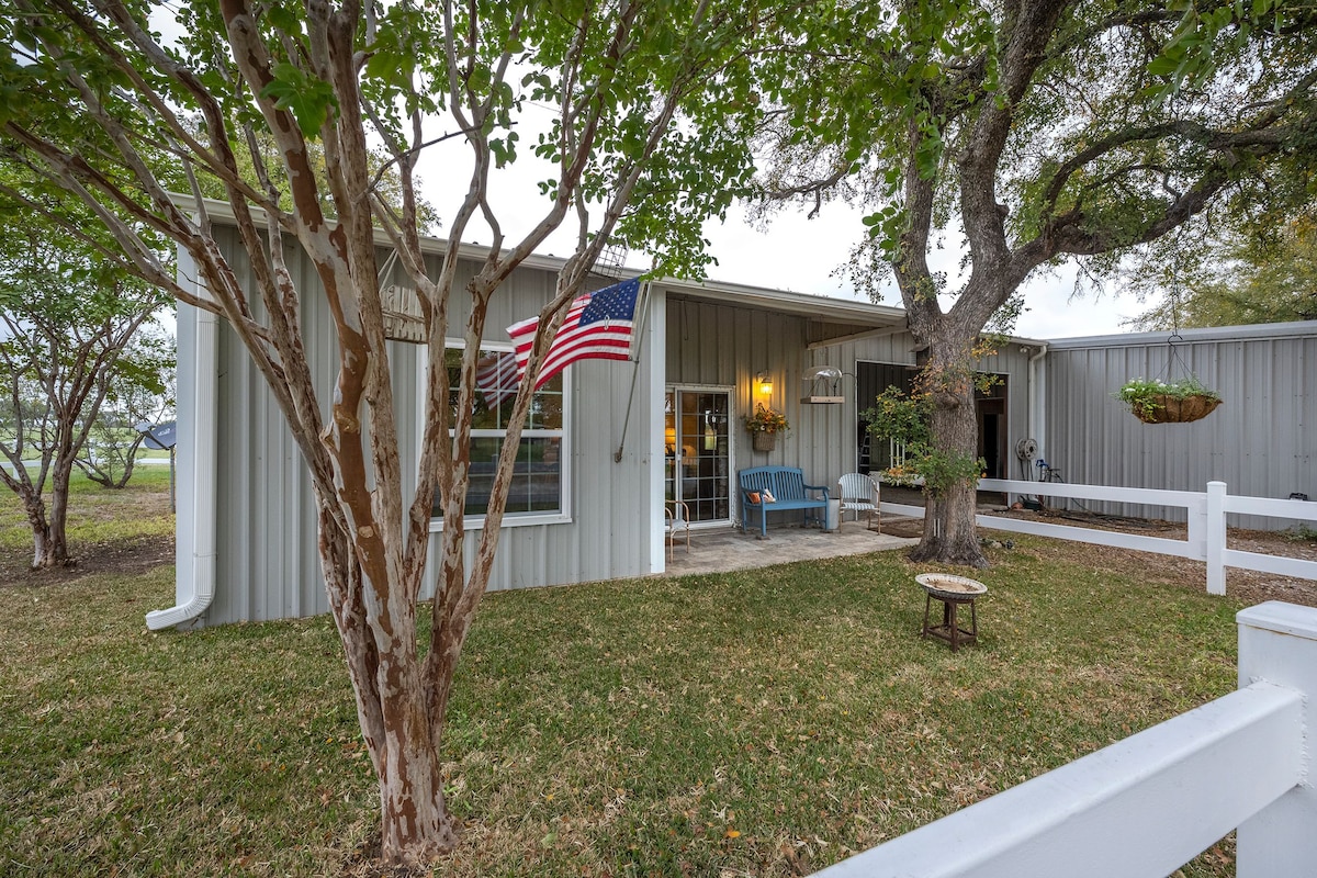 Quaint Countryside Casita: 45 Mi to Ft. Worth