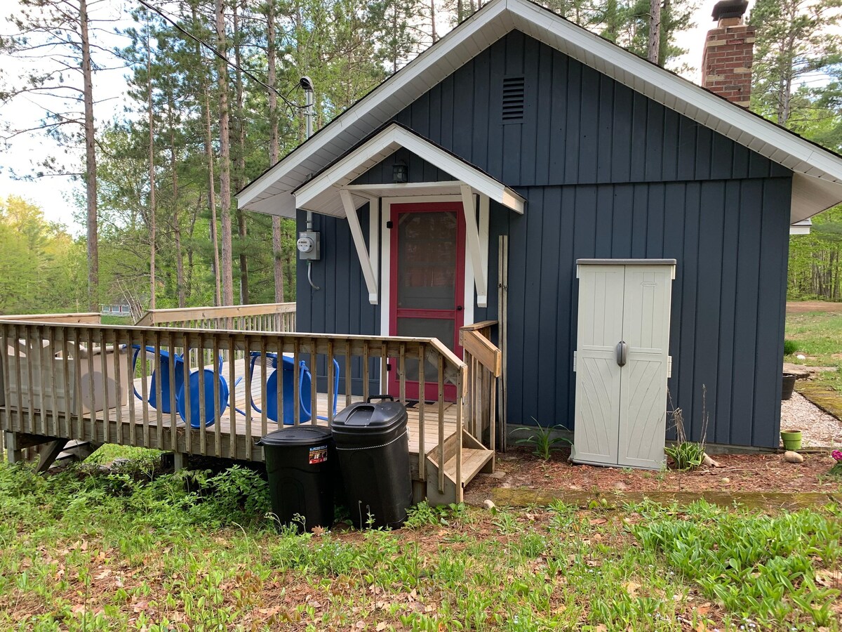 LLC-Peaceful, Lakefront Cabin Near Munising with C
