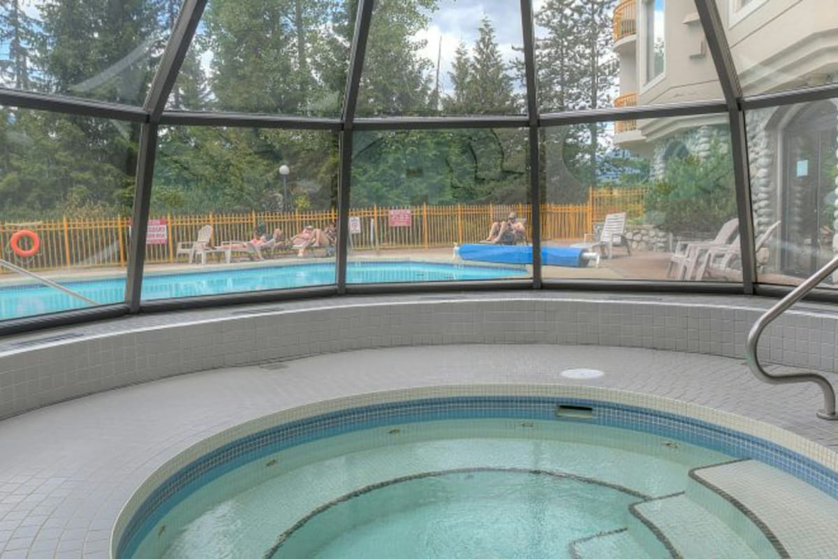 3BR amazing sixth-floor condo with pool, hot tub