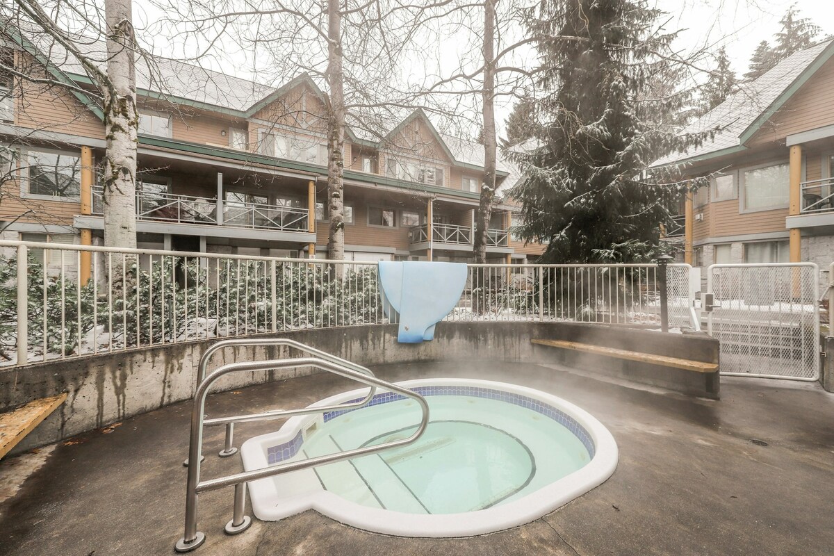 Walk-to-lifts 3BR with hot tub, balcony, fireplace