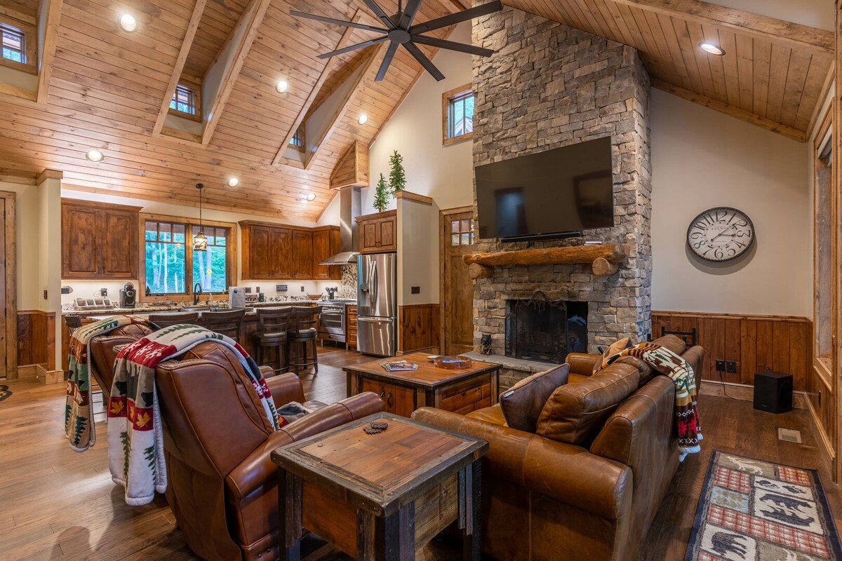 Bear Creek Cabin at Eagles Nest-HotTub, pool table