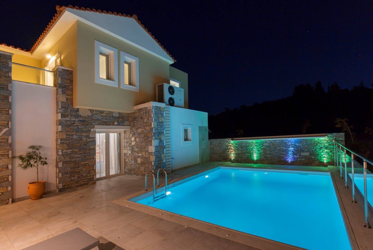 Stunning 4-Bed Villa in Samos