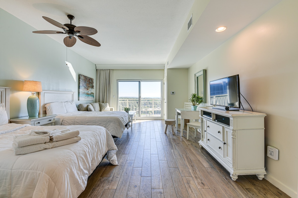 Destin Resort Studio w/ Pool - Walk to Beach!