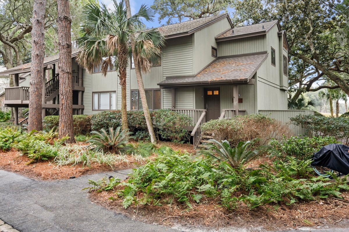 1328 Fairway Oaks: Golf Views & Near the Beach!