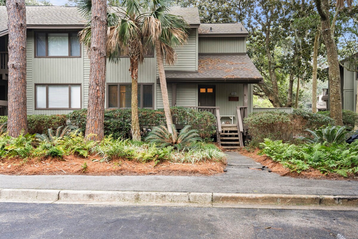 1328 Fairway Oaks: Golf Views & Near the Beach!