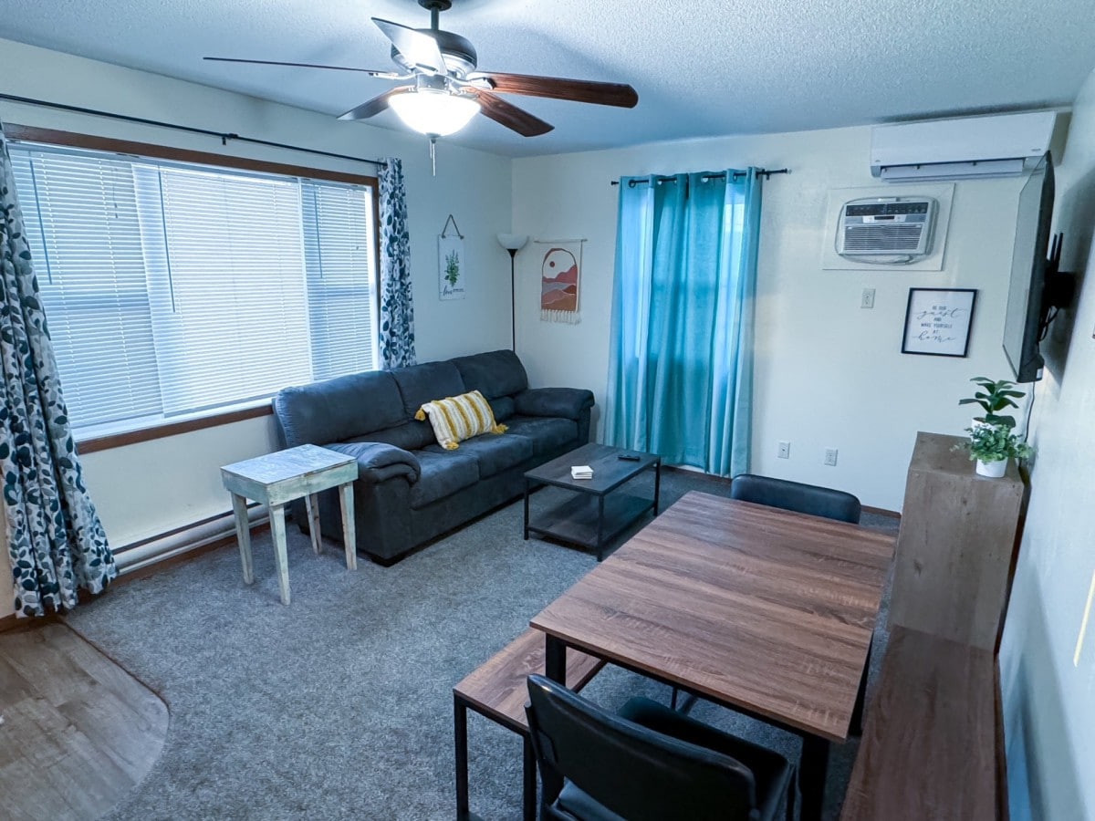 Bright, open 2/1 apt, close to downtown w/patio!