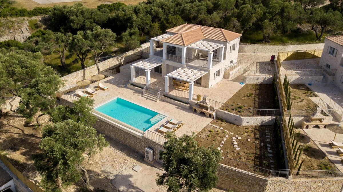 Tania Villa - Elegant 4 BR villa with private pool