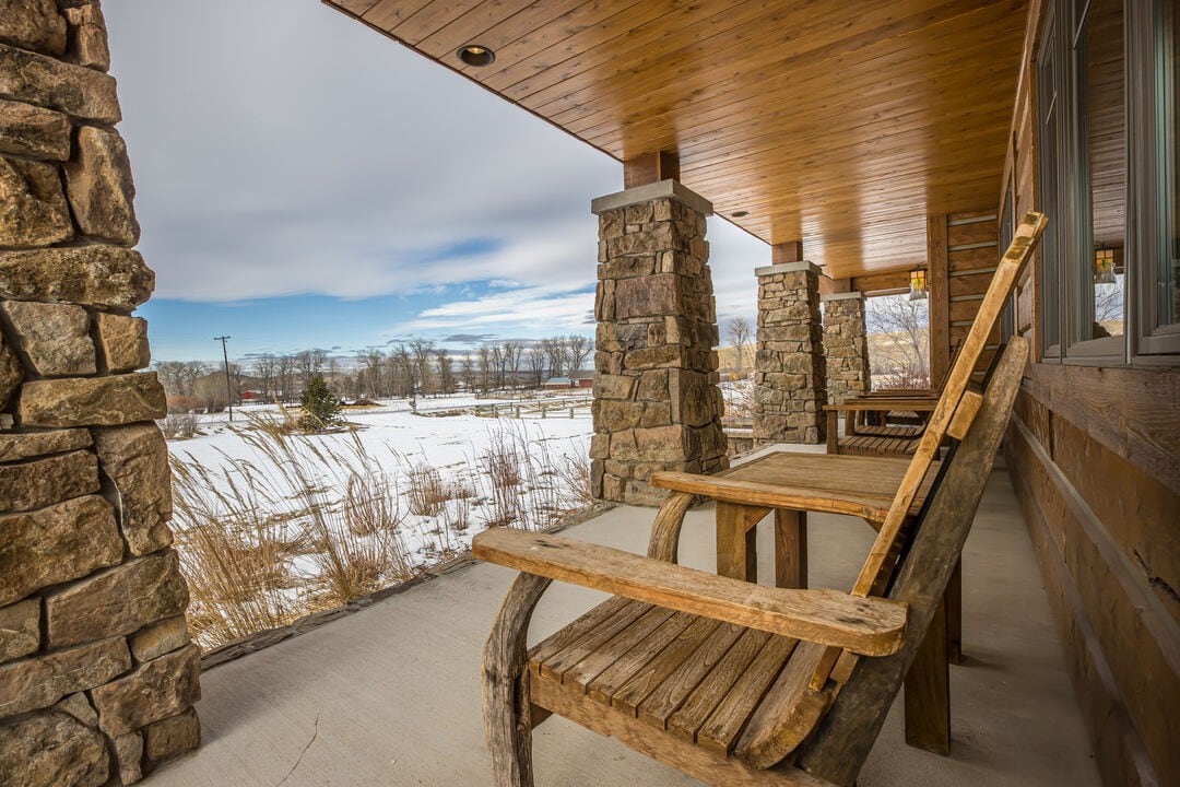 Luxury home in Gallatin Gateway w/fireplace &views