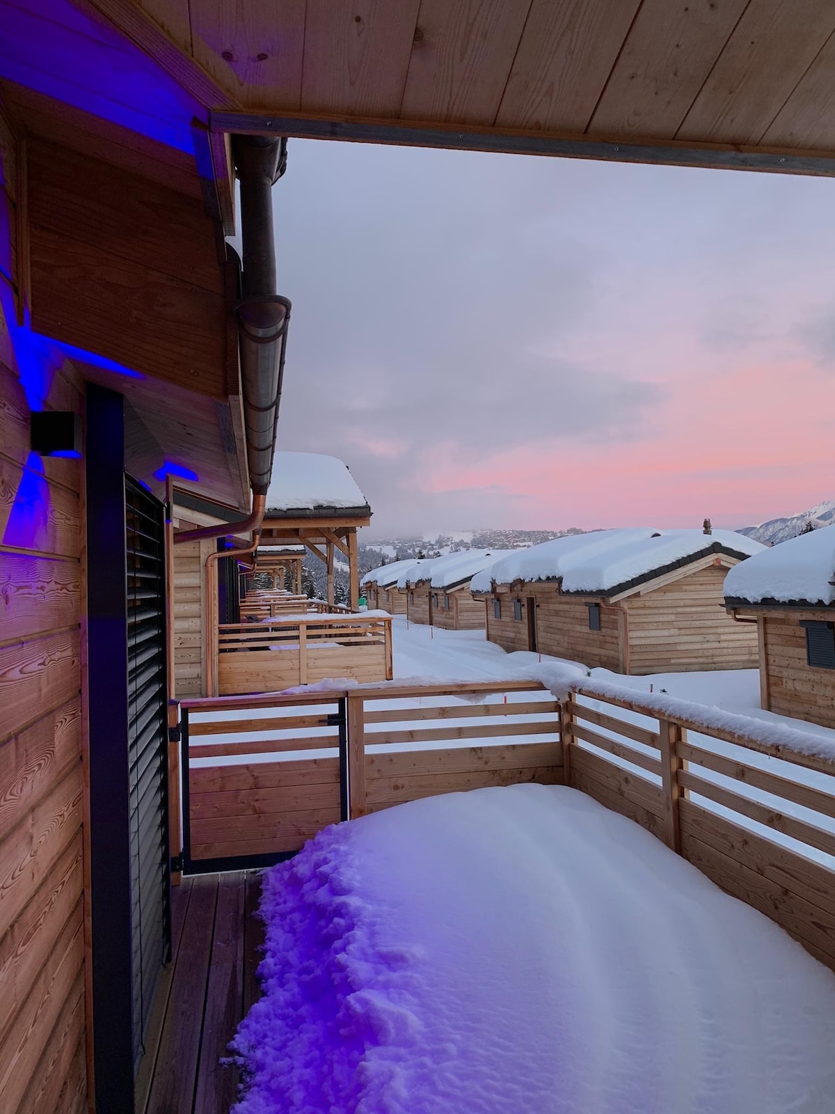带按摩浴缸的瑞士度假木屋，距离滑雪站7分钟