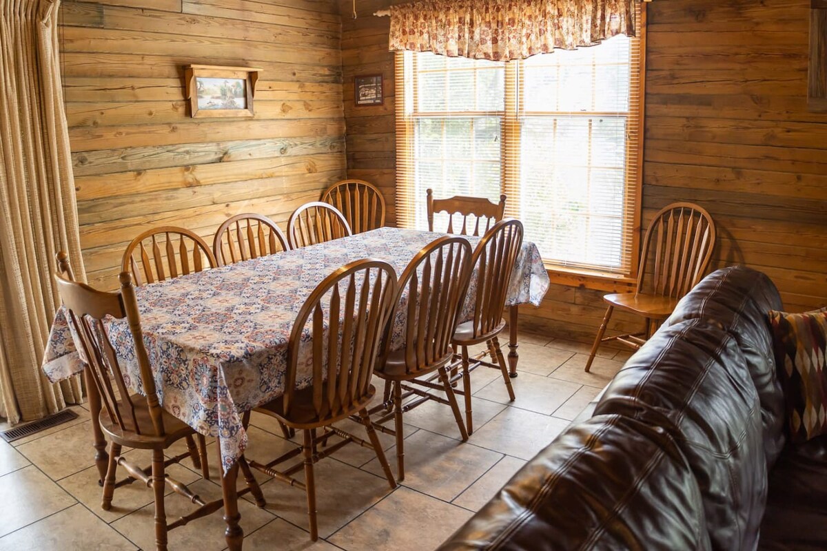 Beautiful Rustic Log Cabin Near Kentucky Lake