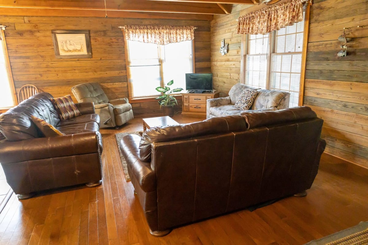 Beautiful Rustic Log Cabin Near Kentucky Lake