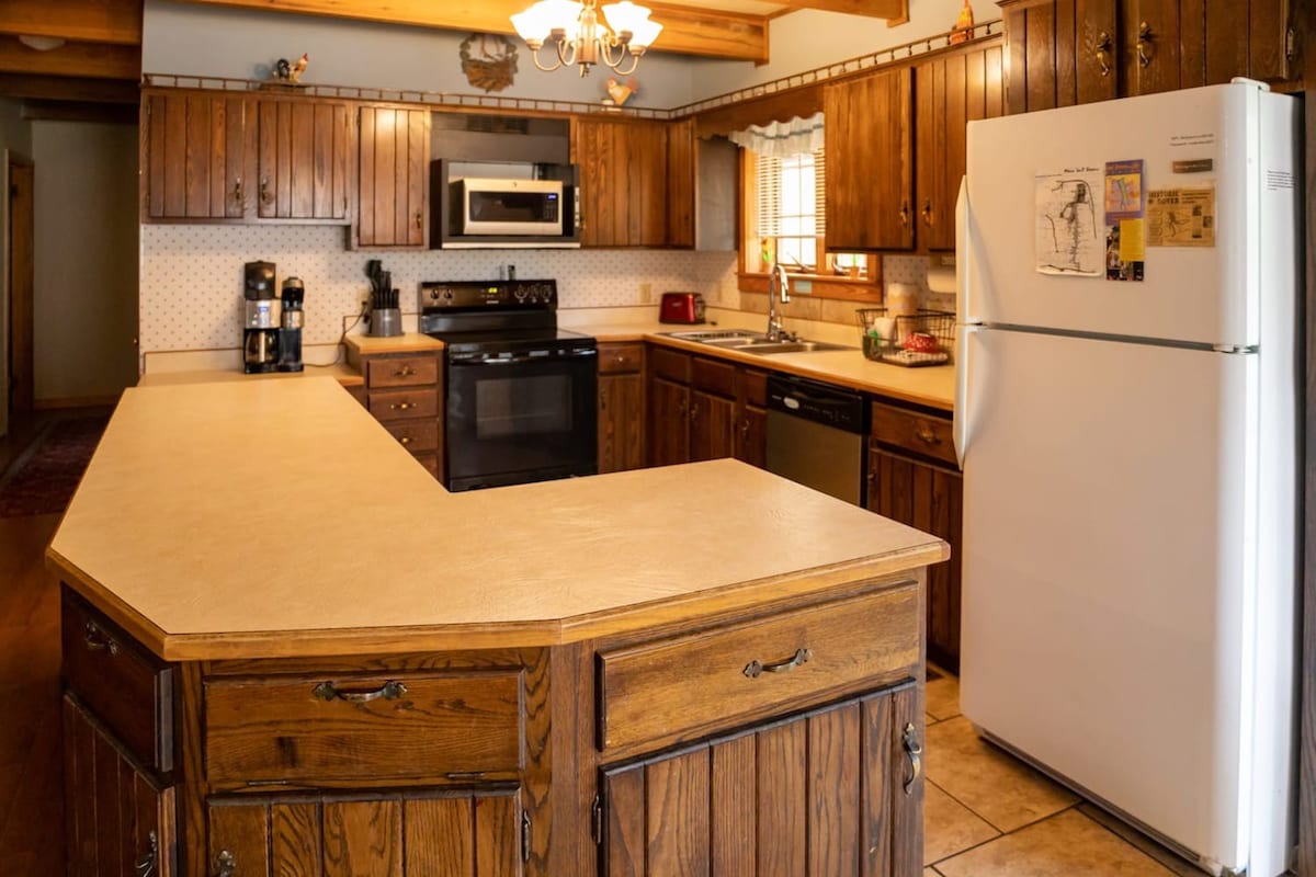 Beautiful Rustic Log Cabin Near Kentucky Lake