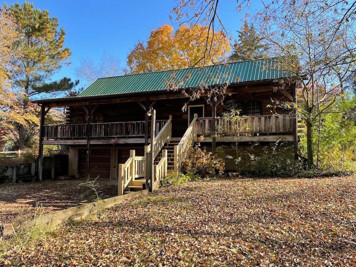 Beautiful Rustic Log Cabin Near Kentucky Lake