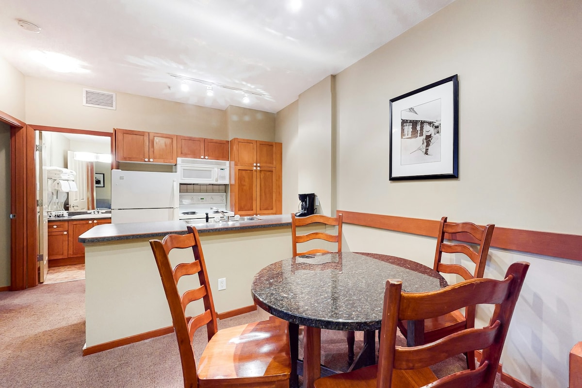 1st-floor 1BR with pool, hot tubs - walk to lifts