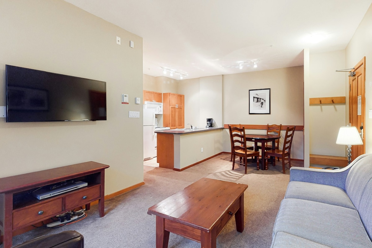 1st-floor 1BR with pool, hot tubs - walk to lifts