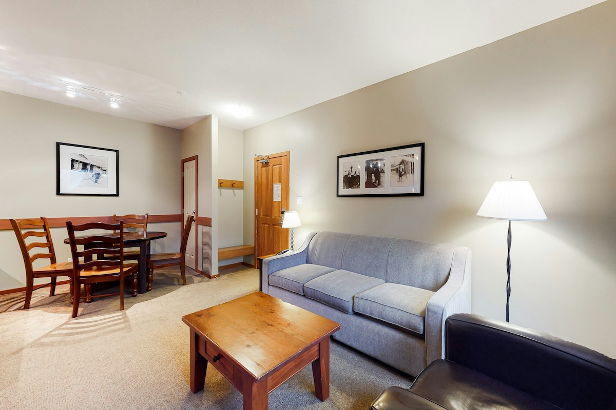 1st-floor 1BR with pool, hot tubs - walk to lifts