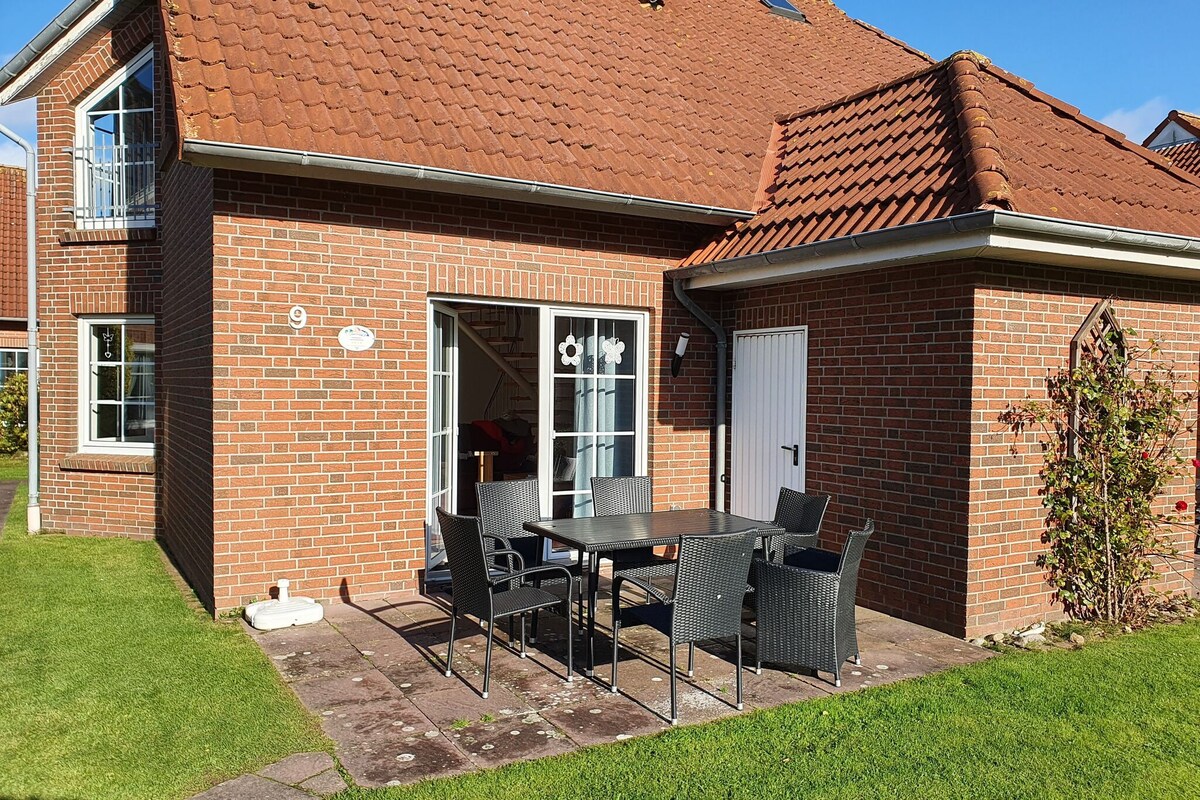 Cozy semi-detached house with garden near beach, Nessmersiel