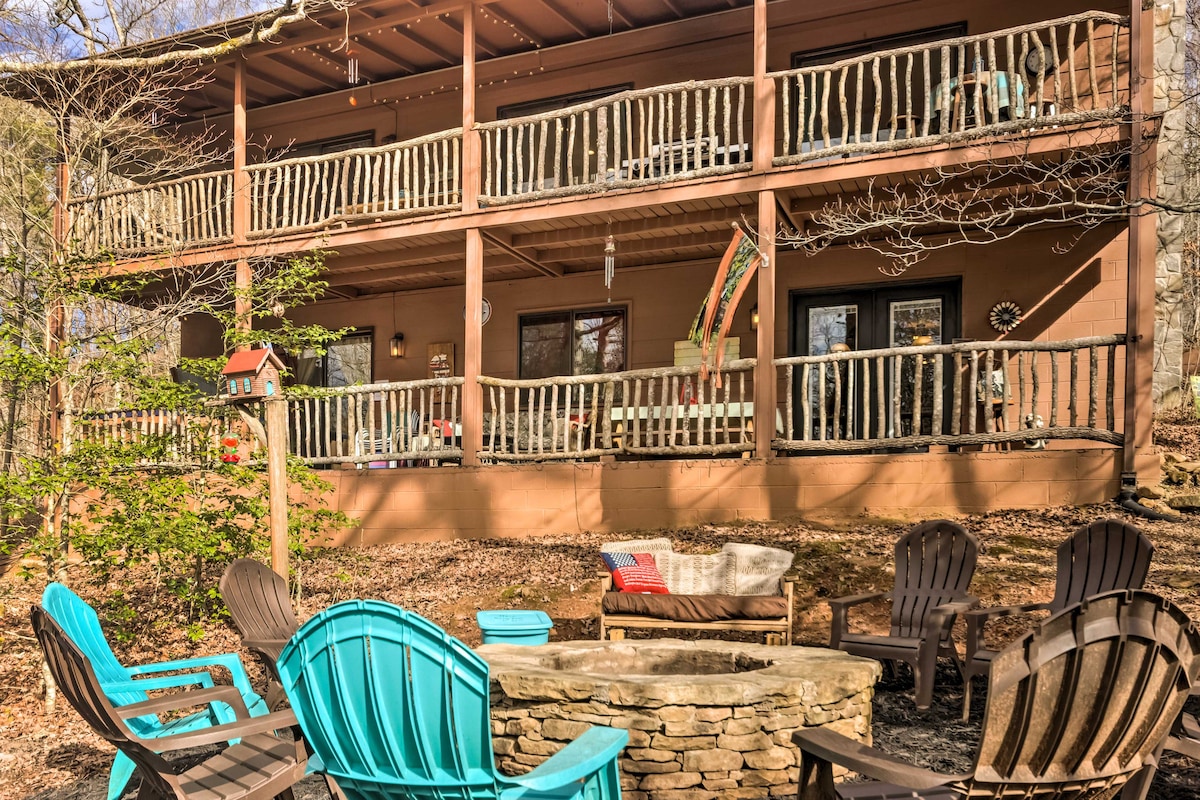 'Joshua’s Lodge' w/ Hot Tub + Mountain Views!