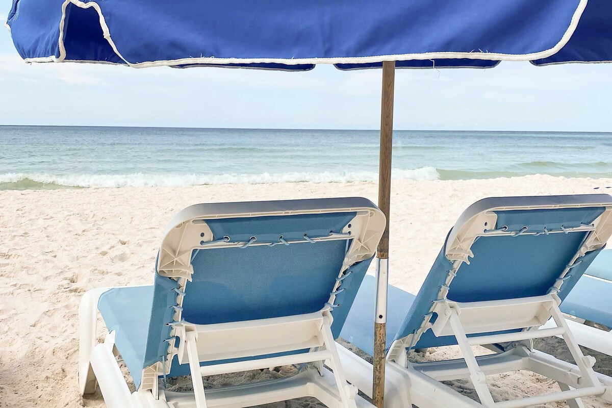 明亮的海滨PCB单元：阳台和沙滩椅