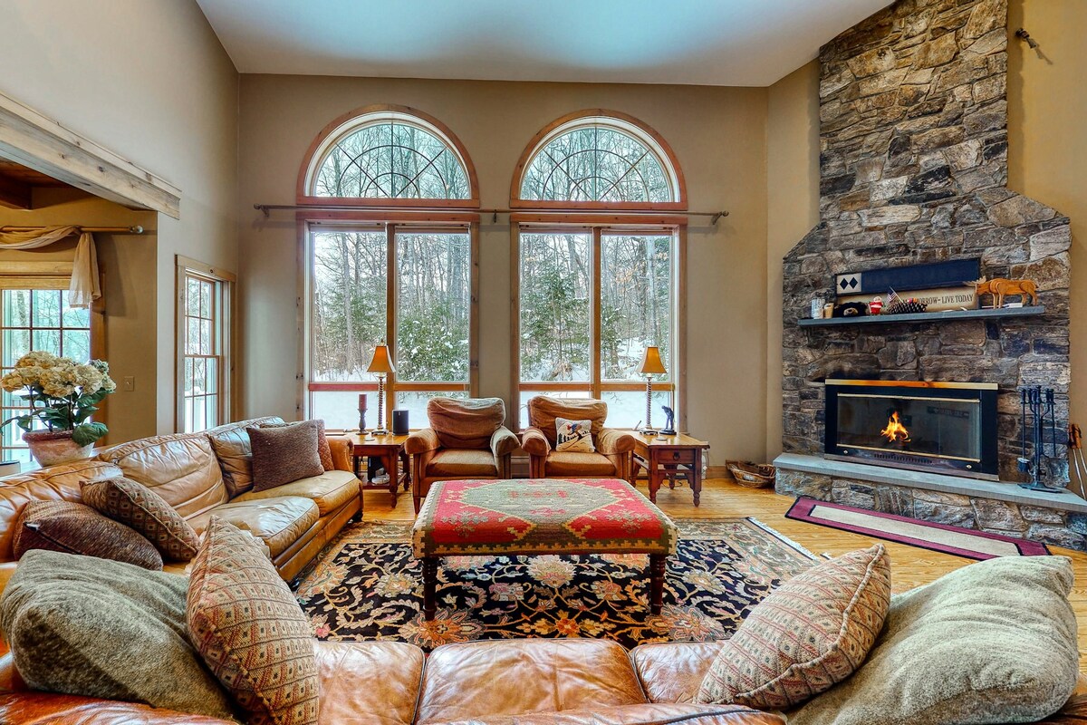 Expansive 6BR Mountainview | Fireplace