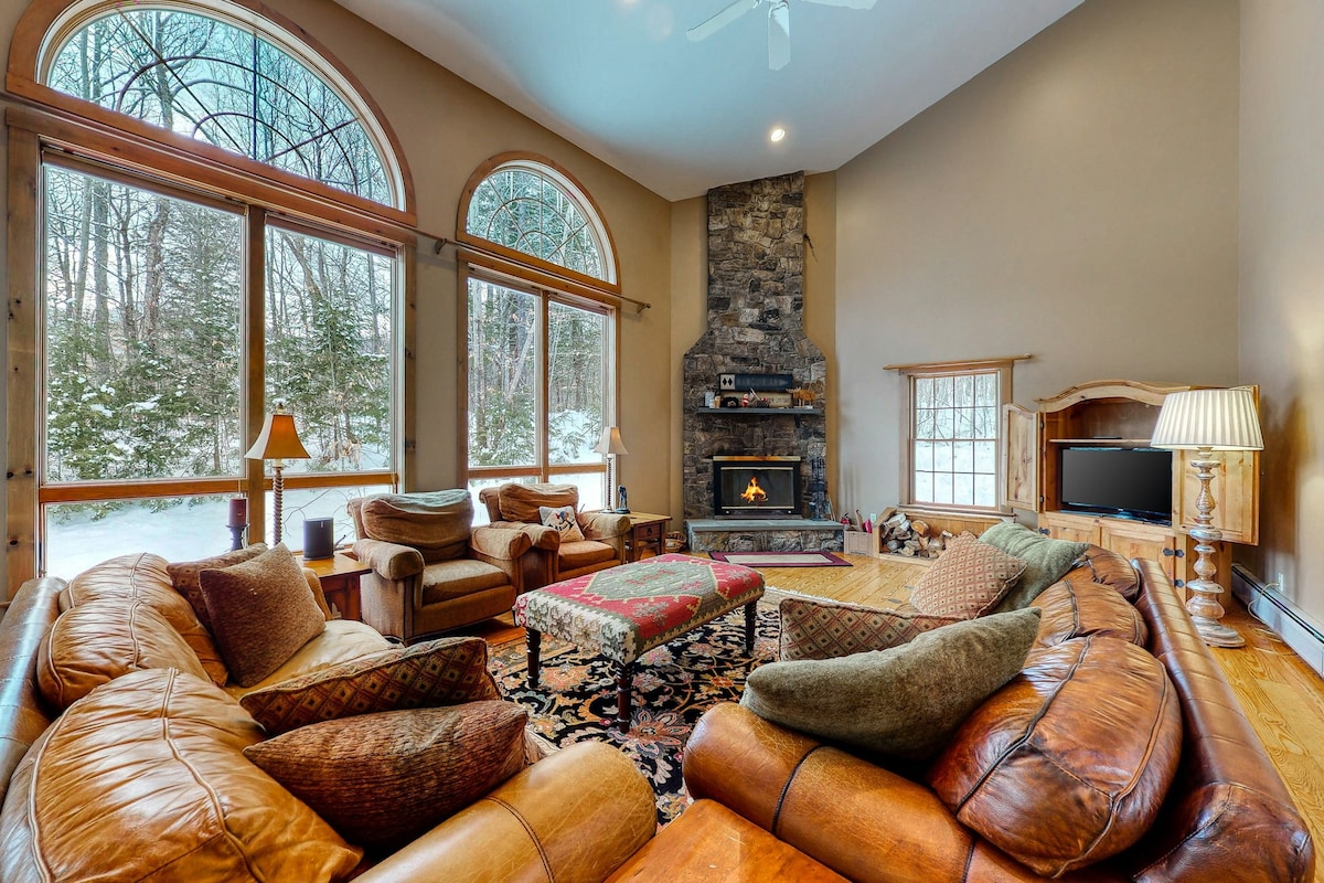 Expansive 6BR Mountainview | Fireplace