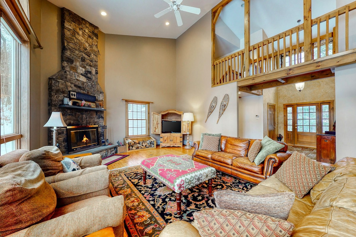 Expansive 6BR Mountainview | Fireplace