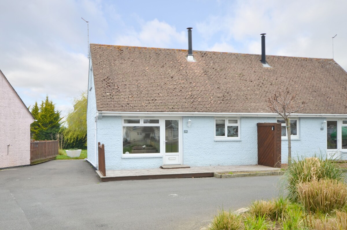 Cottage on the seafront with onsite parking