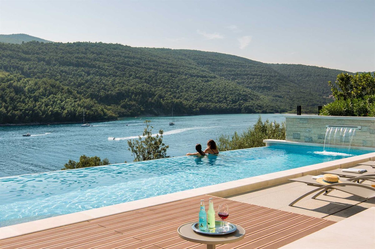 Luxury Villa Majestic with Pool