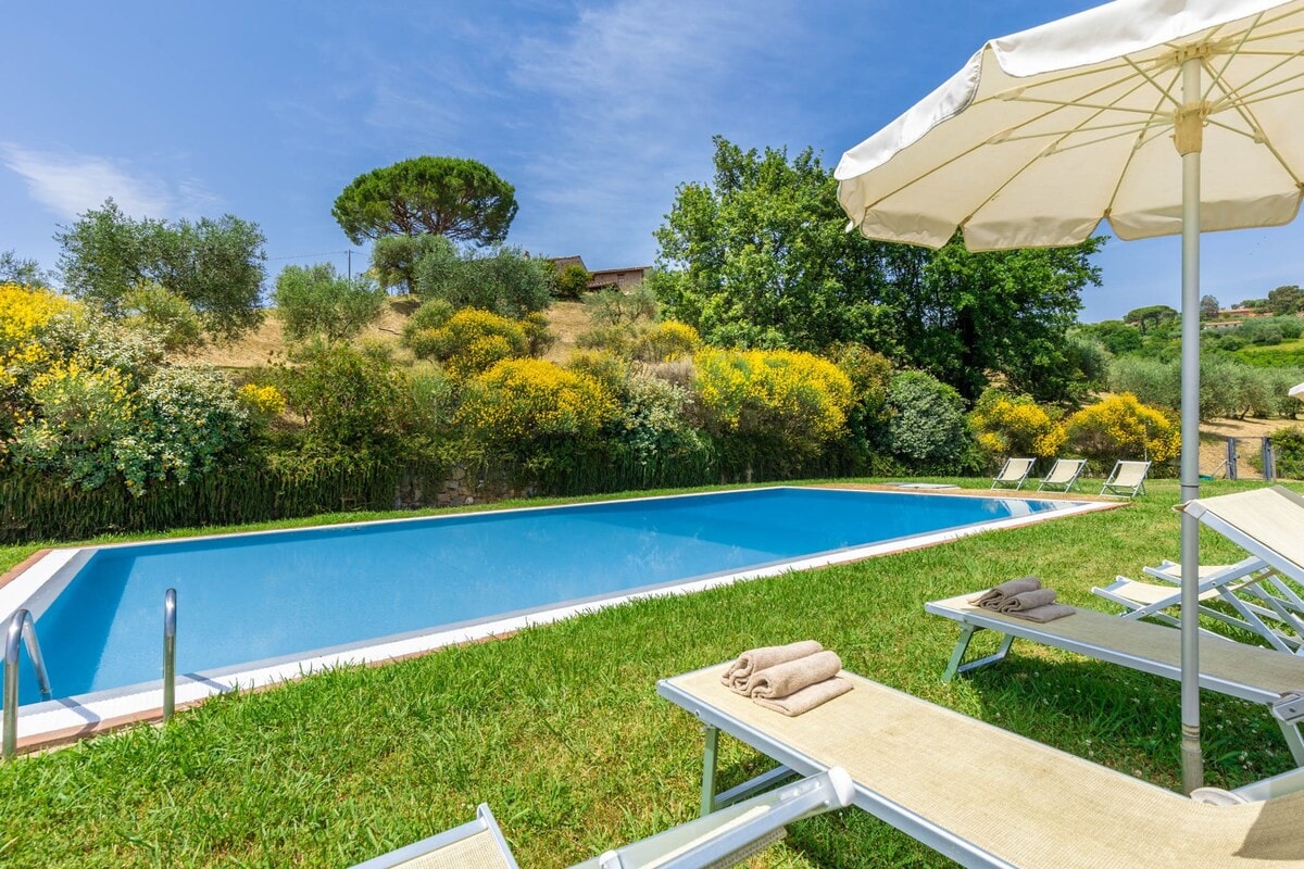 Podere Oasi, villa con ampia piscina, Wifi, Lucca.