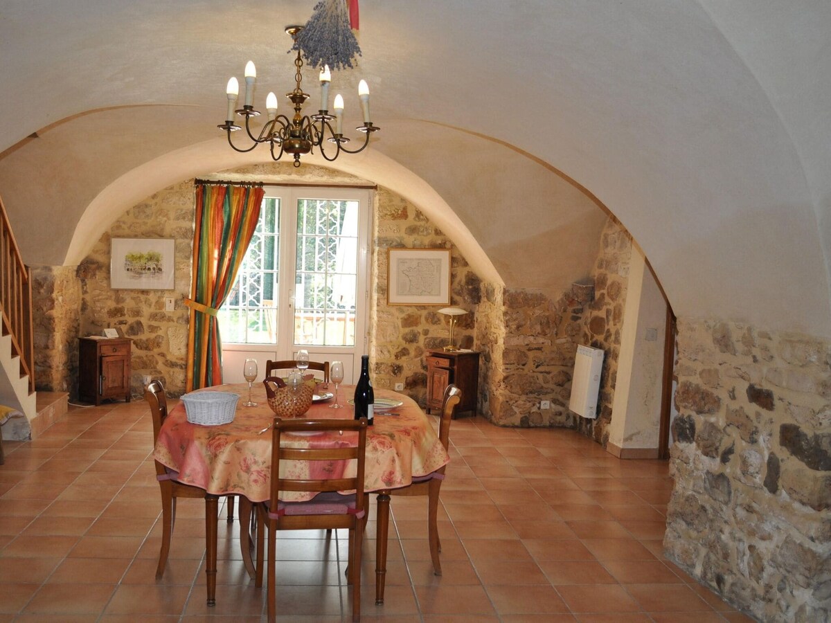 Charming stone house with terrace and garden, Lussan
