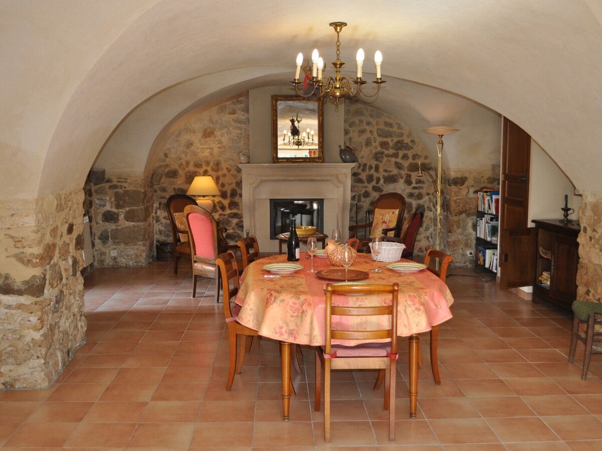 Charming stone house with terrace and garden, Lussan