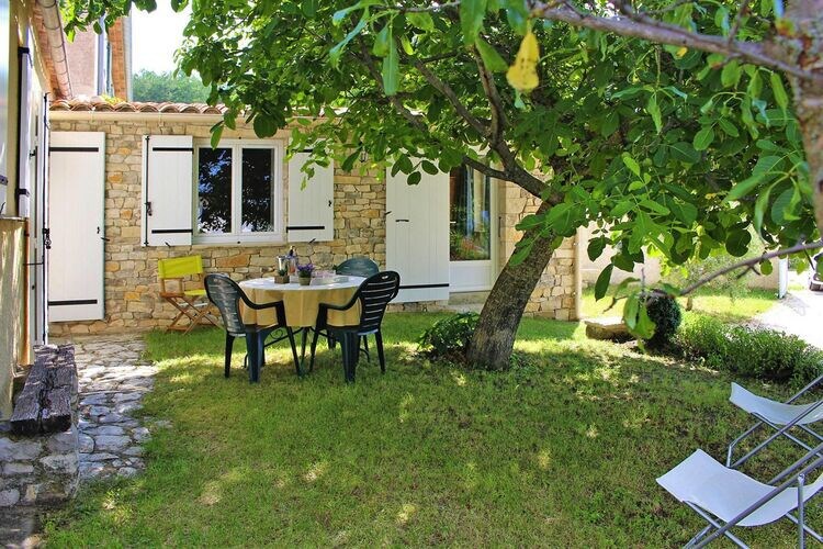 Charming holiday home with private garden, Revest-du-Bion