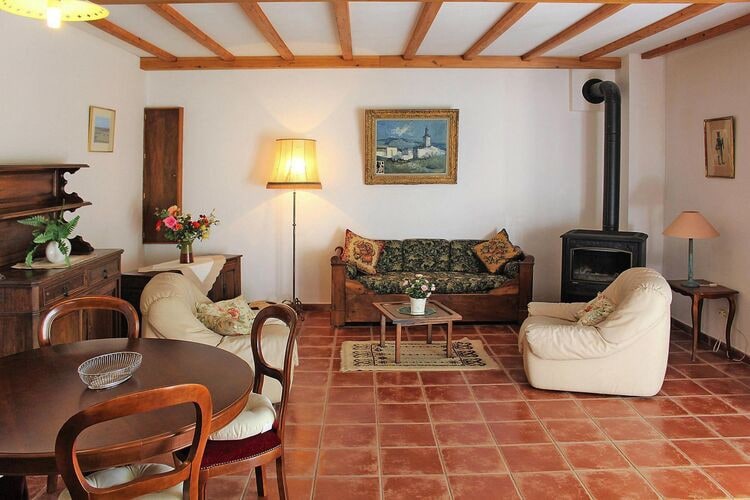 Charming holiday home with private garden, Revest-du-Bion