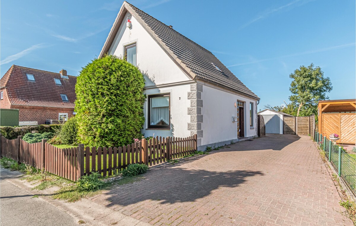 Home in Friedrichskoog with 4 Bedrooms and WiFi