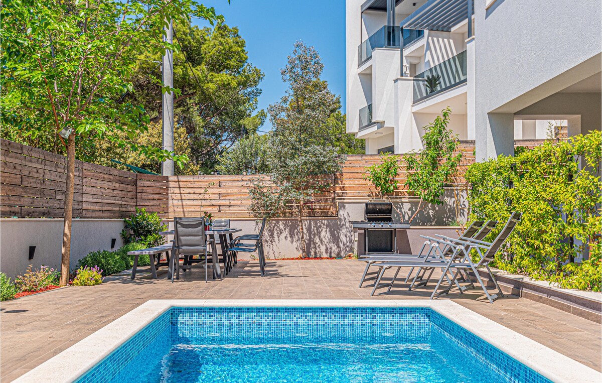 Lovely home with outdoor swimming pool