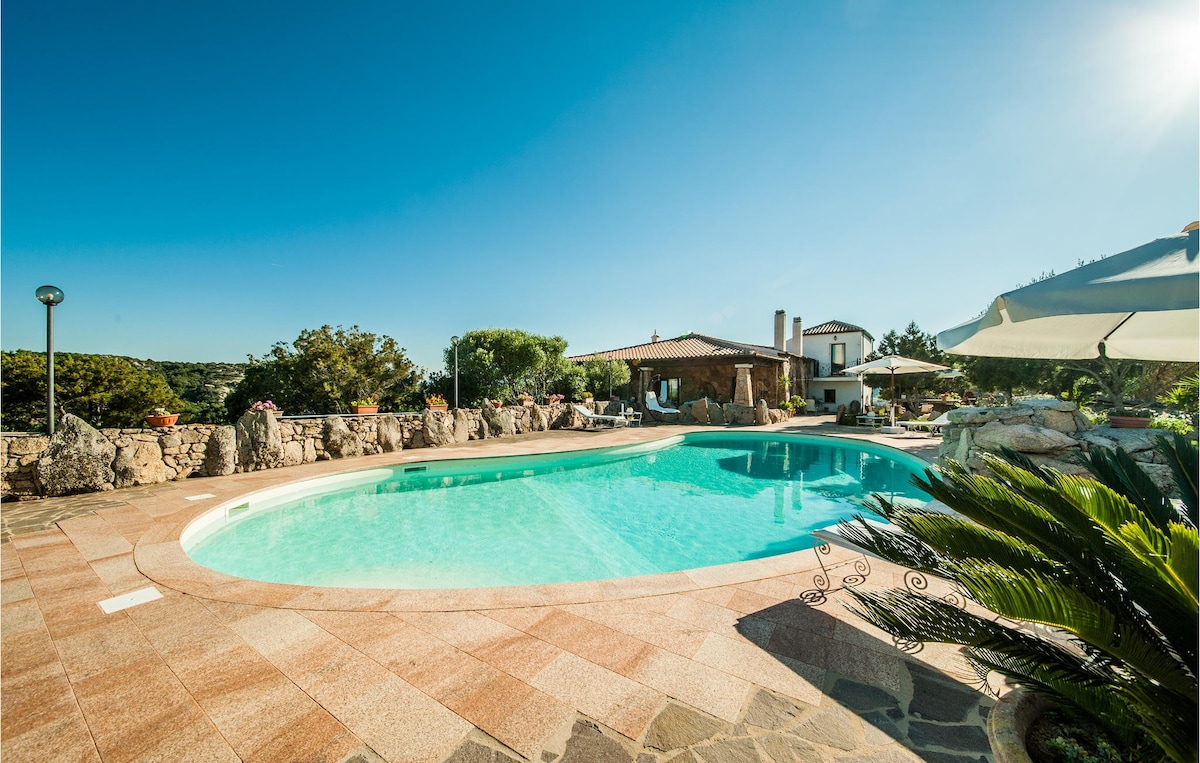 Cozy home in Arzachena with outdoor swimming pool