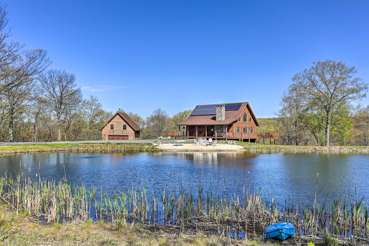 Poconos Family Fun: Waterfront Cabin w/ Deck!