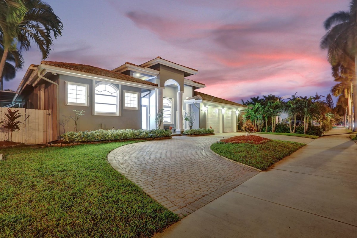 Luxurious 6BR Close to Beach with Pool/Game Room