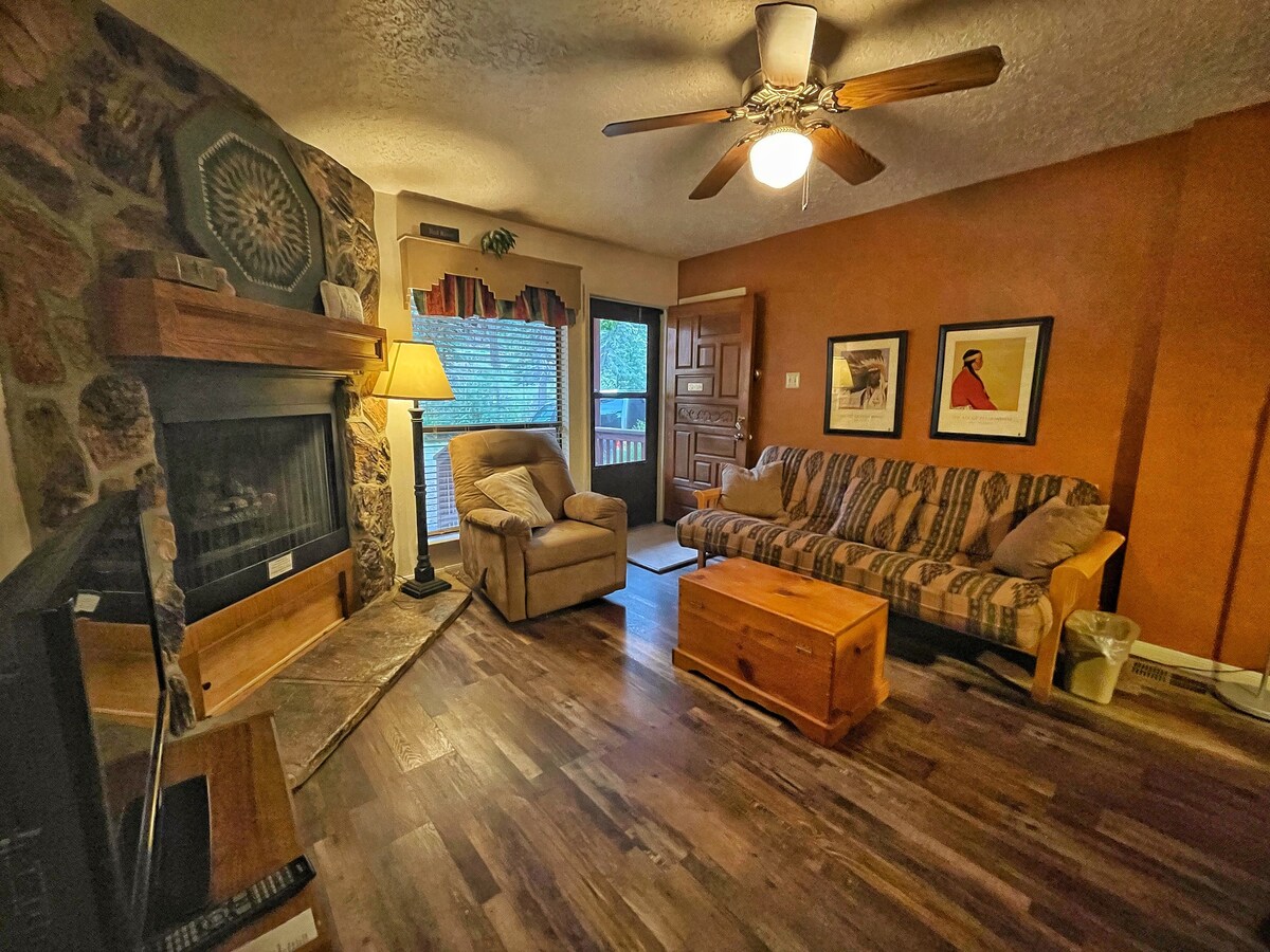 Valley Condo 107 - Creekside - Wi-Fi - Hot Tub -