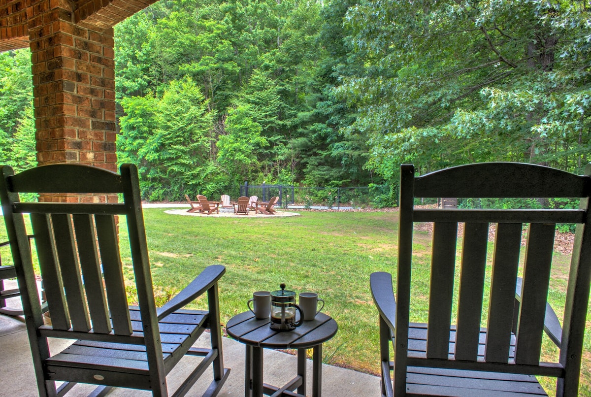 Beautiful 9 BR Lodge in the Mountains of Asheville