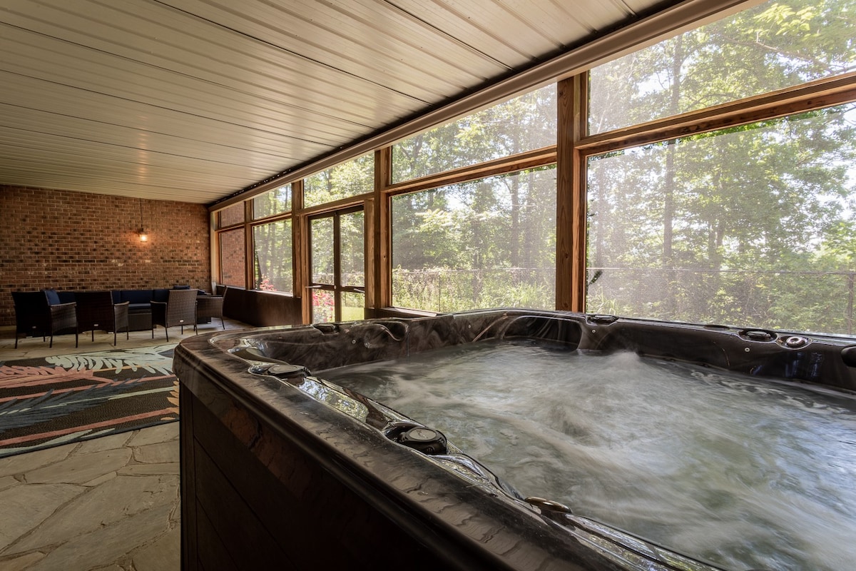 Beautiful 9 BR Lodge in the Mountains of Asheville