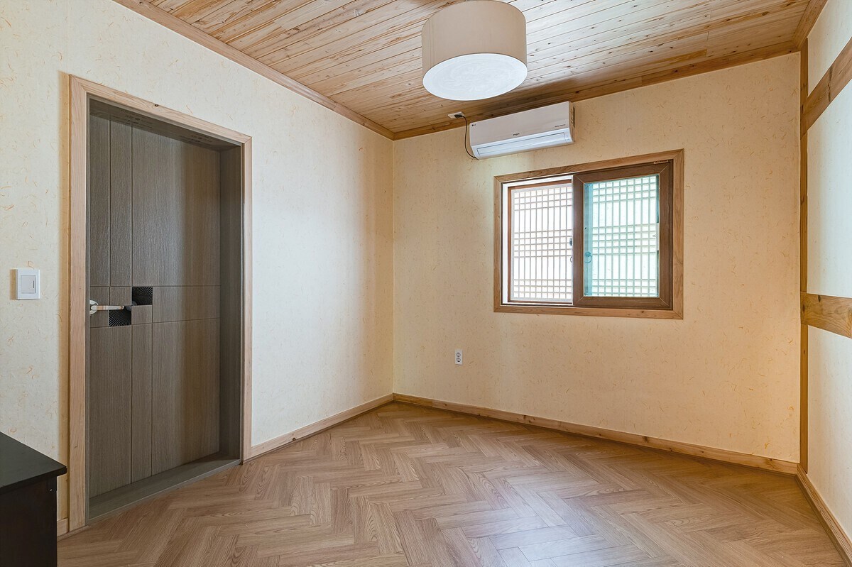 韩屋膳宿公寓中的私人住宅C ，您可以在这里感受到传统韩屋的凉爽