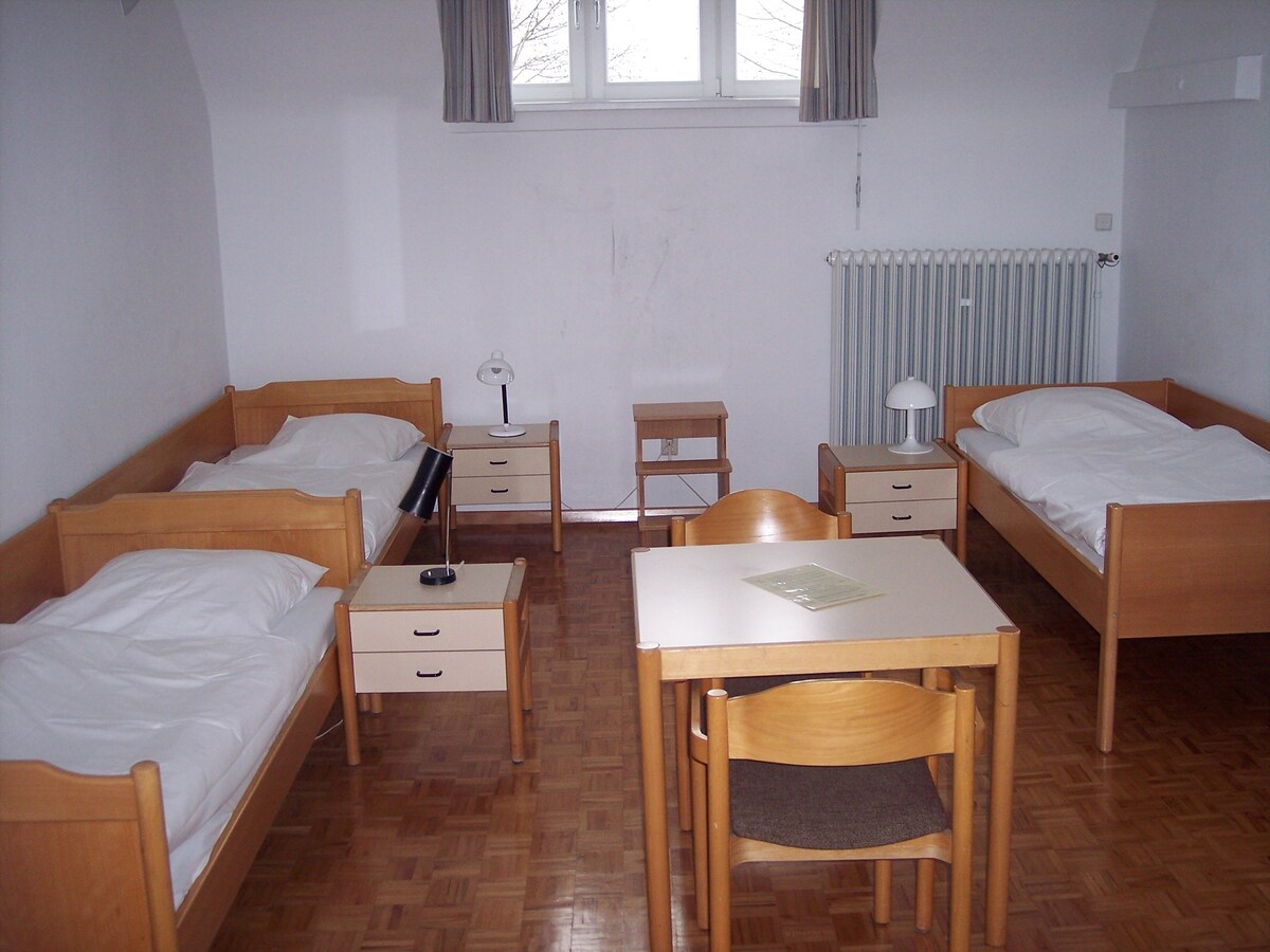 Bildungshaus St. Bernhard ， （ Rastatt ） ，带共用卫生间的三人客房