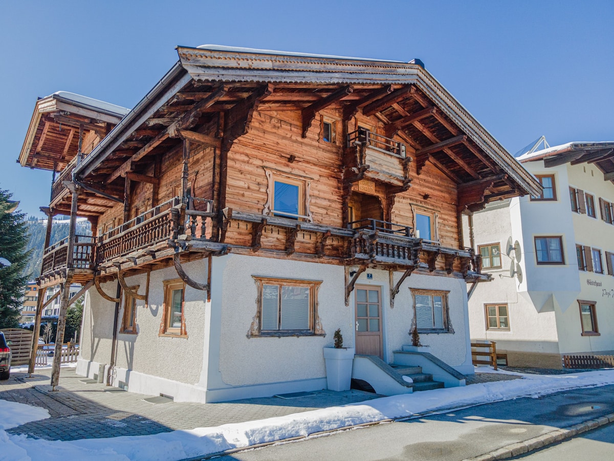 Unique, detached chalet with sauna in central lo