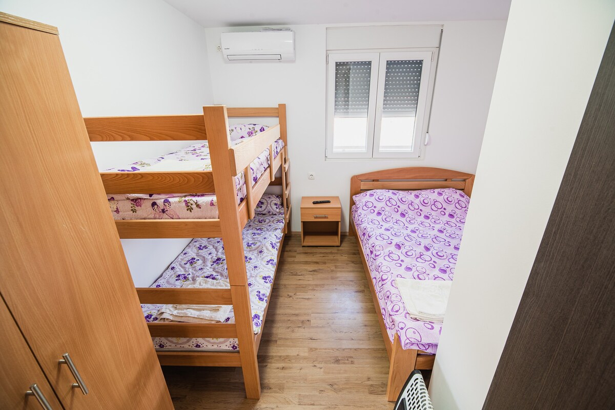 Triple room w bunk bed and single bed