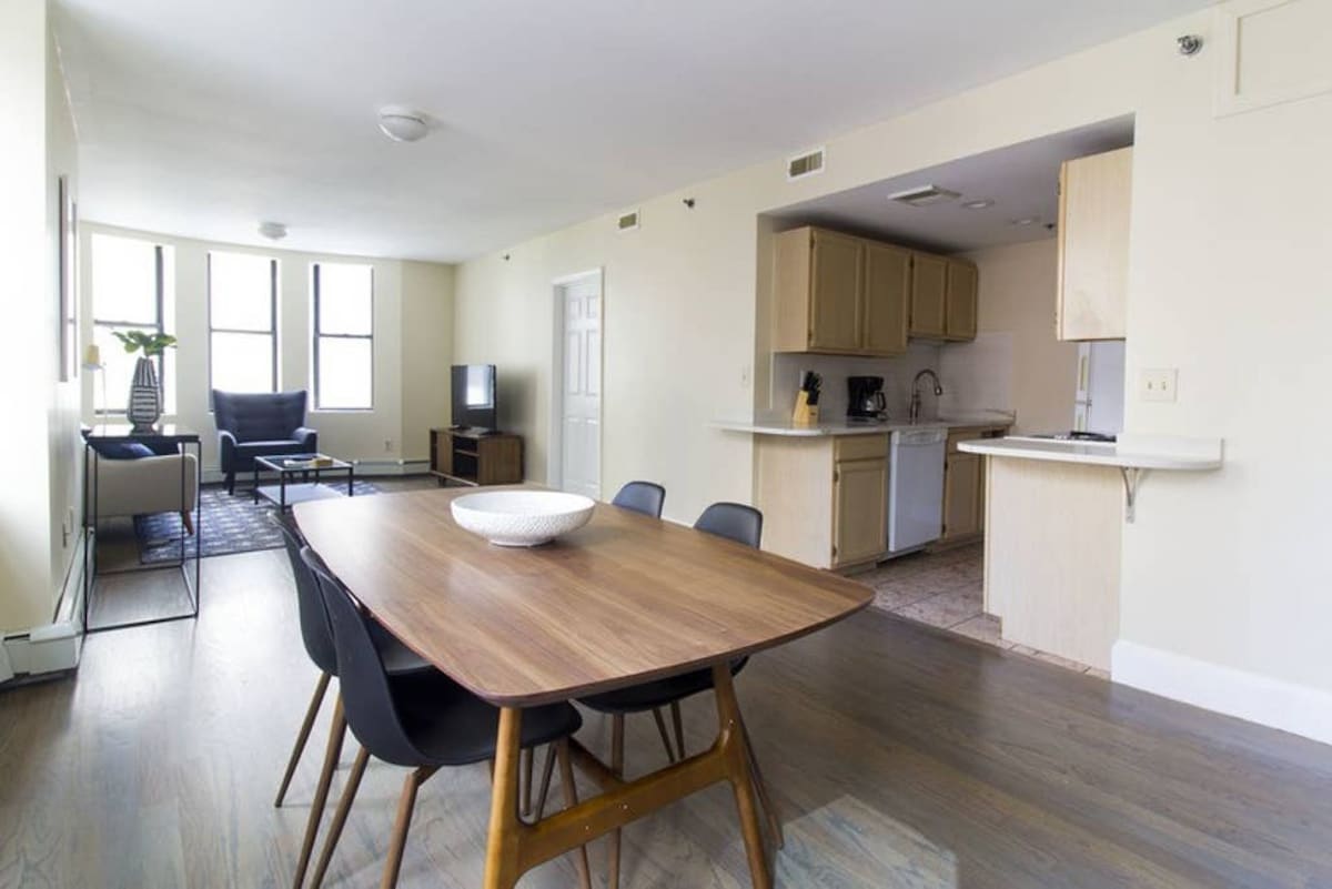 Lux Downtown Flat - Large Open Layout - Fast Wifi