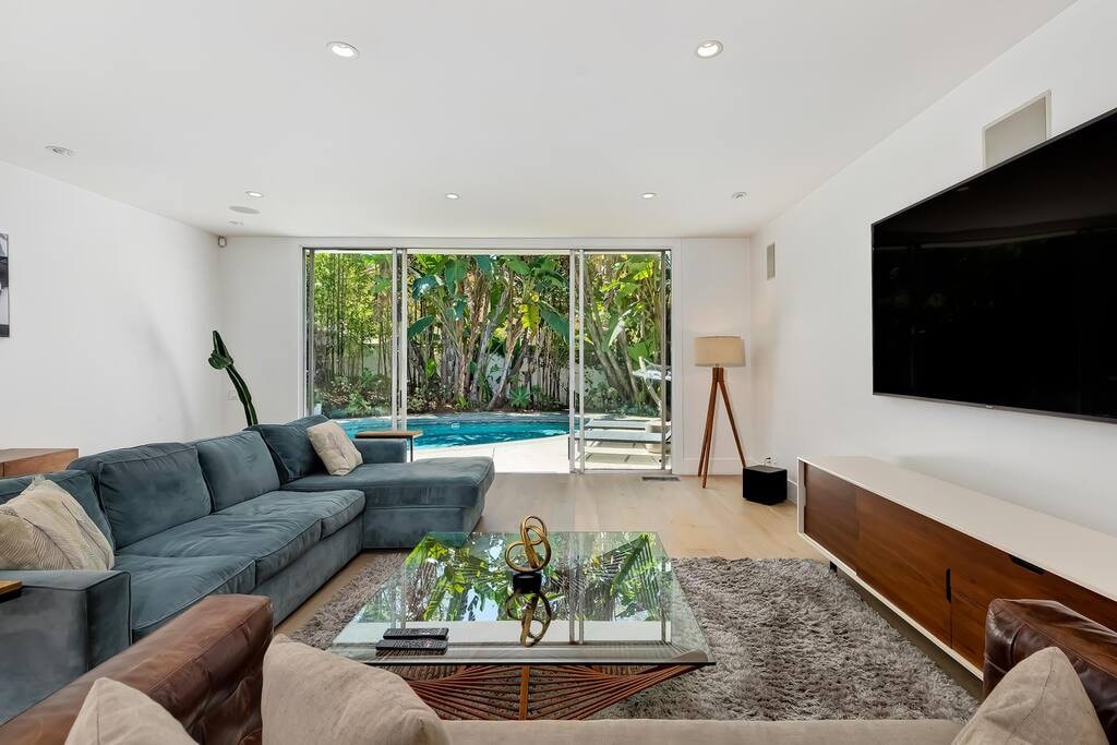 Beverly Hills Oasis | Parking | Modern Luxury