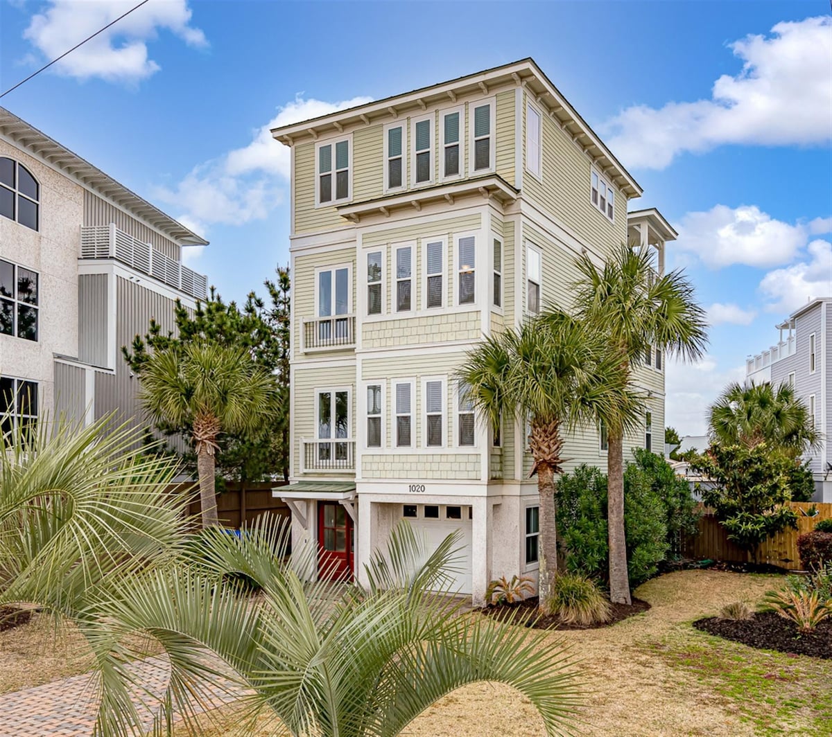 Pet Friendly IOP Beach House Private Pool and Golf Cart!!!