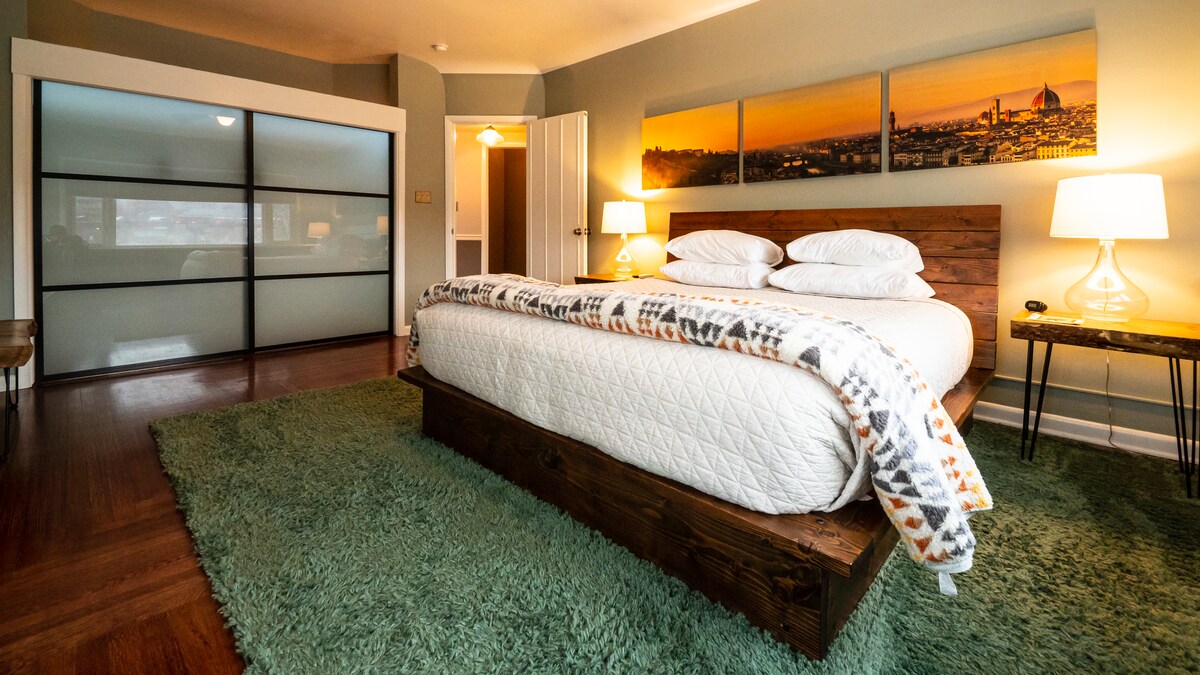 2 King Beds in Downtown by Roam Cody Yellowstone