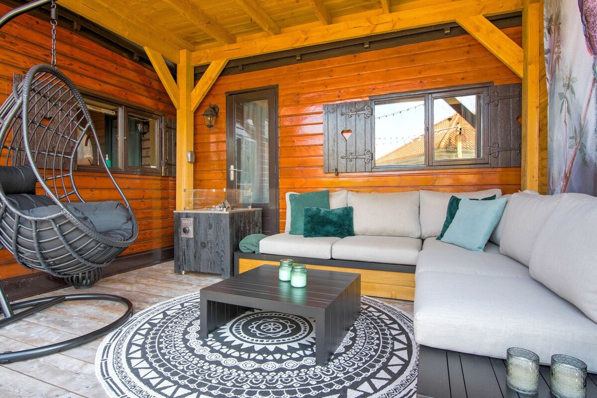 位于Brouwershaven的伊比萨风格度假木屋，带休息室露台